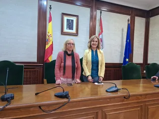 La concejala de Cultura, Purificación Pozo, junto con la concejala de Servicios Sociales, Mª Teresa Crego dieron a conocer este jueves las diferentes actividades y concurso para la época navideña de Béjar
