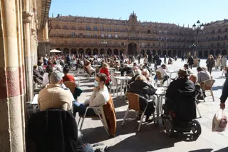 GALERÍA | El buen tiempo provoca colas para sentarse en las terrazas de Salamanca