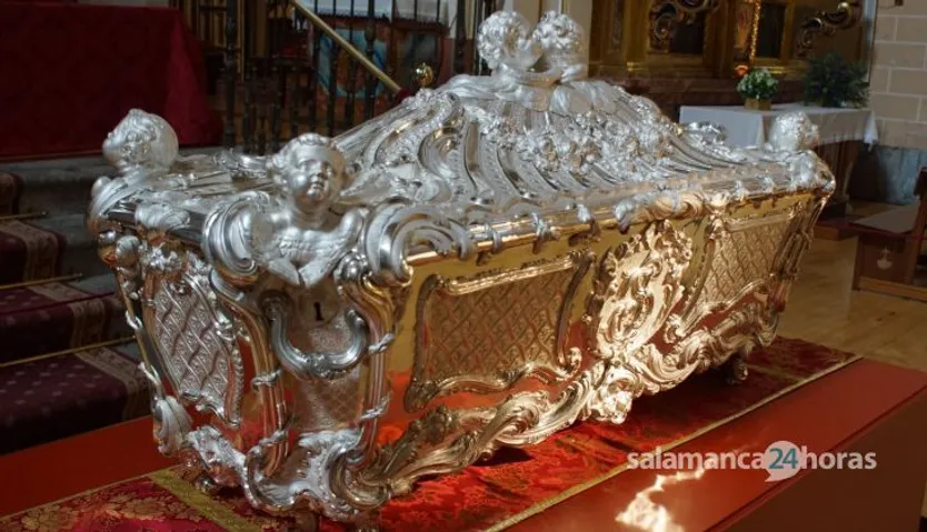 Presentación de la urna de plata restaurada del sepulcro de Santa Teresa en Alba