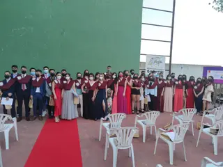 Alumnos del IES Peñaranda tras recibir sus bandas en el acto de graduación del curso 2020-2021