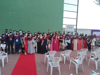 Alumnos del IES Peñaranda tras recibir sus bandas en el acto de graduación del curso 2020-2021