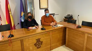 La alcaldesa de Peñaranda, Carmen Ávila, junto al concejal de Obras, Antonio Poveda, durante la rueda de prensa