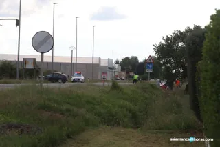 Una colisión frontal entre dos turismos en Calvarrasa de Abajo deja a uno de ellos en la cuneta y tres heridos, entre ellos una mujer de 34 años herida en la cara y una niña de dos años