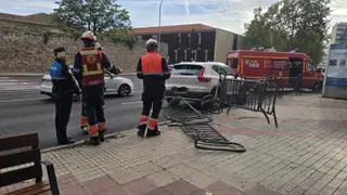 Un conductor pierde el control de su vehículo e impacta contra una valla en el paseo de San Vicente | Andrea Mateos