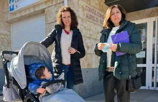 La Concejala de Acción Social, Marisol García Rivero, explica a una usuaria las condiciones de la ayuda