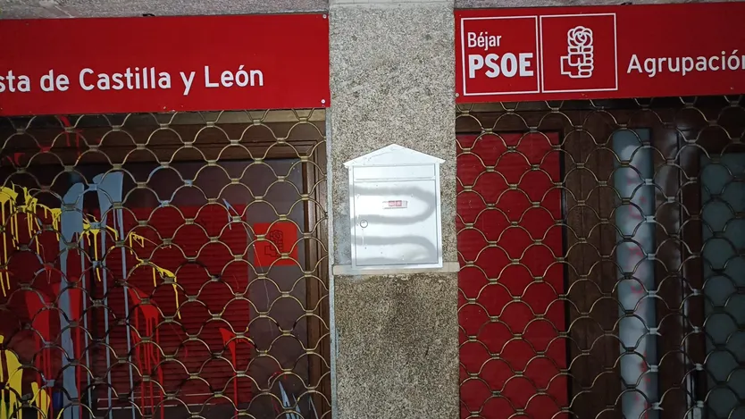 Sede del PSOE Béjar ha vuelto a amanecer con pintadas; es la segunda vez en pocos días