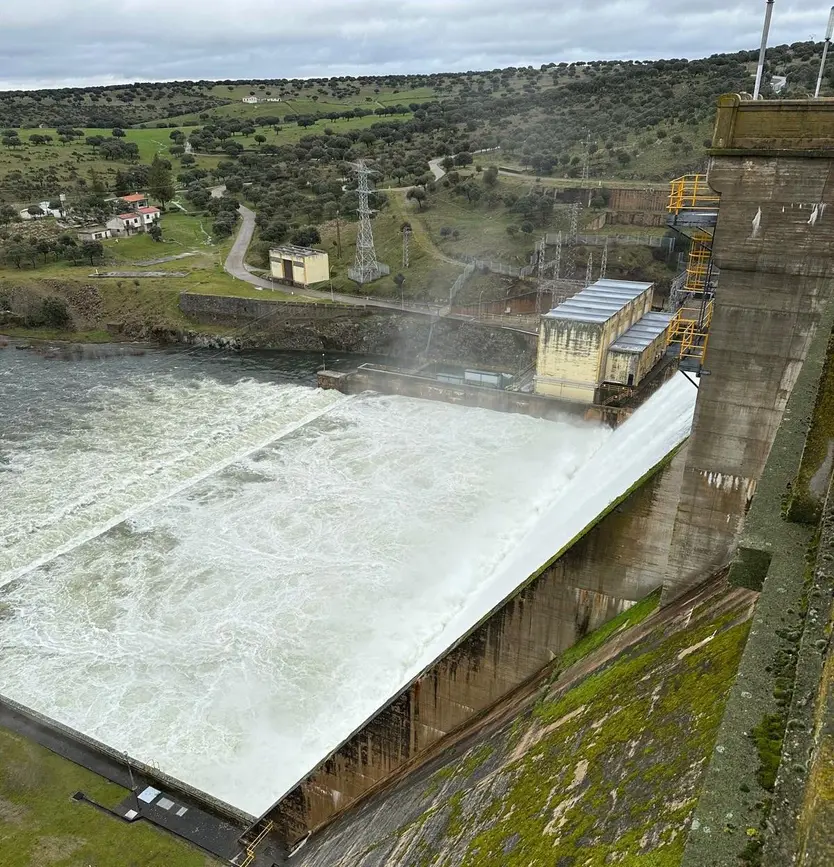 La presa de Santa Teresa desembalsa agua en 13 de febrero 2026 (6)