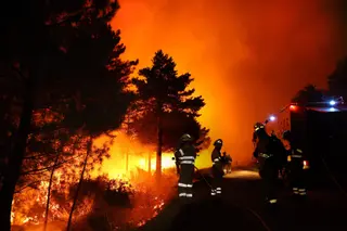 Incendio forestal en Serradilla del Arroyo, el Parque Natural de la Sierra de Francia (Salamanca). Durante toda la noche del martes cuadrillas de bomberos estuvieron luchando contra el fuego | FOTO ICAL