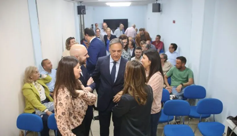 El presidente del PP de Salamanca, Carlos García Carbayo, atiende a los medios de comunicación antes de la celebración de un acto por la Sanidad