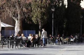 Gente en una terraza.