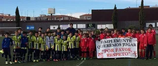 Los equipos de base del Navega lucen una pancarta en contra de la violencia en los partidos de fútbol
