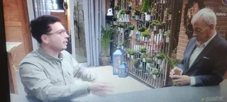 Captura del momento en el que Julio entrega el trozo de lomo a Carlos Sobera