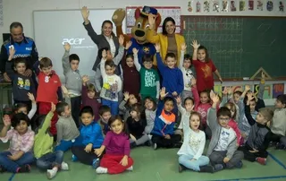 Policía y Patrulla Canina conciencian a los escolares sobre la recogida de excrementos