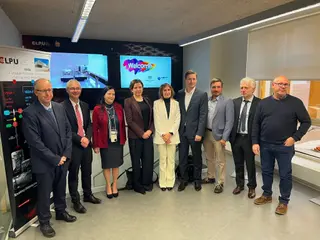 Sophia McIntyre, embajadora de Australia en España visita las instalaciones del Centro de Láseres Pulsados junto a miembros de la compañía australiana HB11
