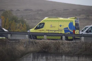 Ambulancia en la carretera. Foto de archivo