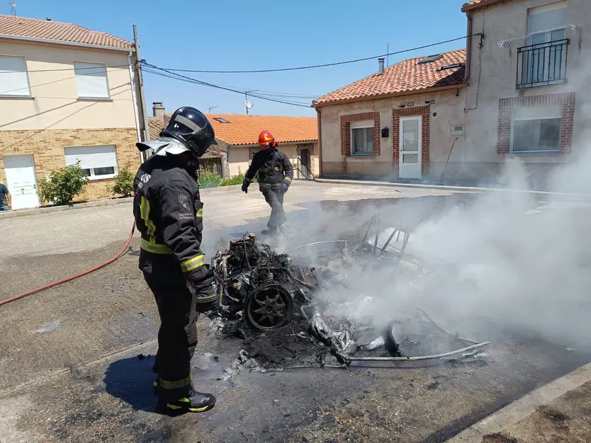 Arde un vehículo en el centro de Ledesma (3)