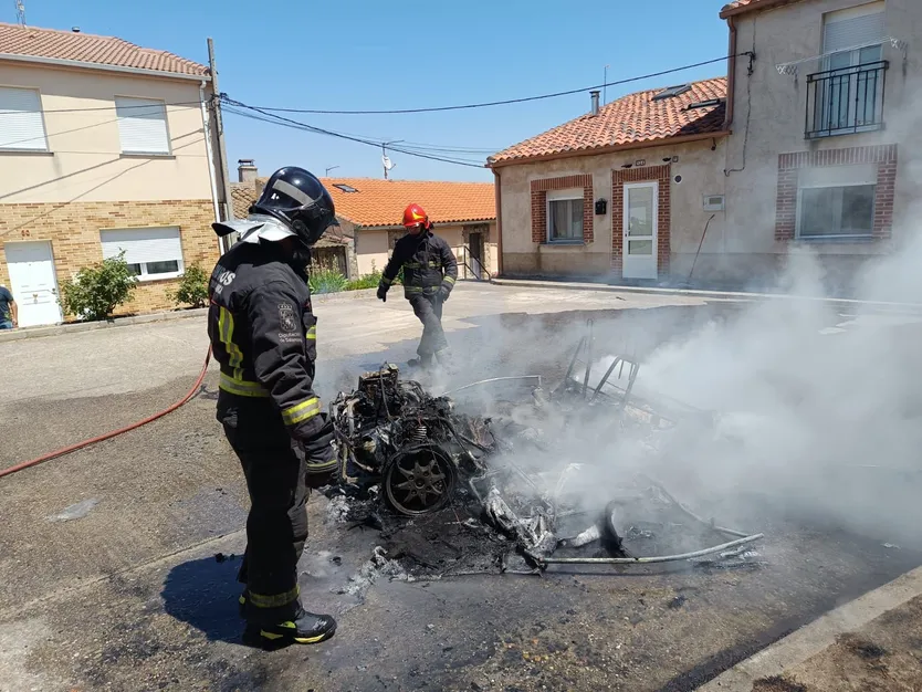 Arde un vehículo en el centro de Ledesma (3)