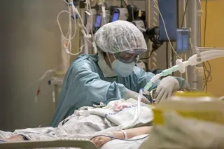 Personal trabajando en una UCI durante la pandemia