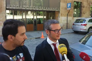 La medalla de Franco en el salón de Plenos y otros símbolos vuelven a juicio