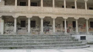 Ciudadanos del Patrimonio denuncia las permanentes pintadas del entorno de la Plaza de San Román. Foto de archivo