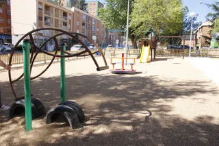 Carlos García Carbayo, visita la renovada zona de juegos infantiles del barrio San José