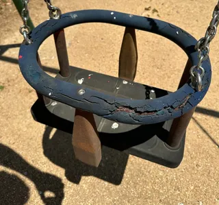 Vecinos denuncian el estado de abandono del parque infantil de Tardáguila