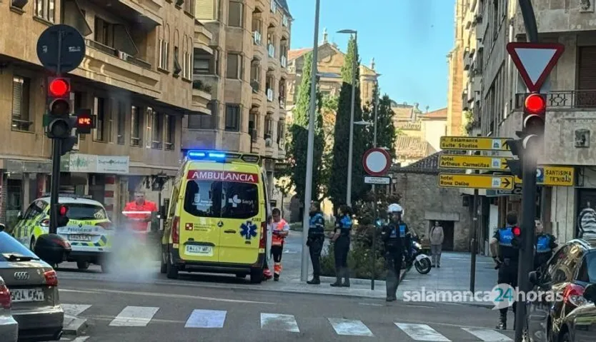 Ambulancia y Policía Local en la calle Bordadores. Foto S24H