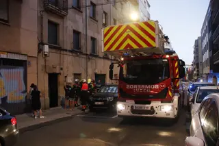 Los bomberos se movilizan hasta la calle Islas Canarias por un fuerte olor a gas