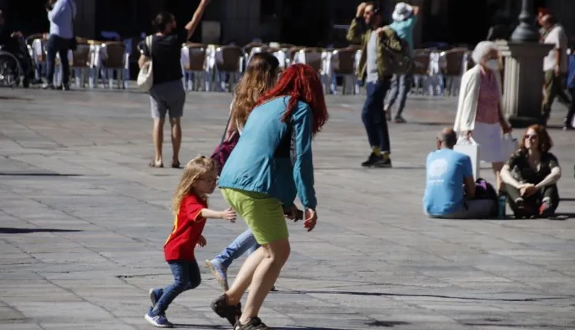 Gente por las calles de Salamanca en verano