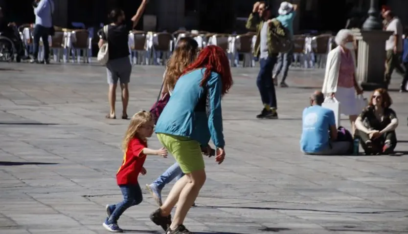 Gente por las calles de Salamanca en verano
