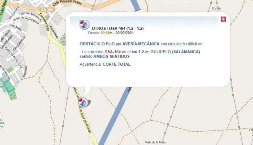 Aviso de la DGT del camión obstucalizando el paso en la carretera entre Guijuelo y Guijo de Ávila