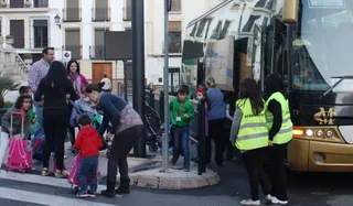 Adjudicadas las becas municipales de transporte y material escolar