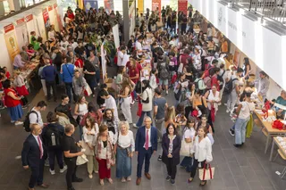 El rector de la USAL, Ricardo Rivero, asiste a la Feria de Bienvenida del Campus de Ávila - Foto ICAL