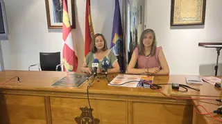 La alcaldesa de Peñaranda, Carmen Ávila, y la concejala de Cultura, Fátima Manzano