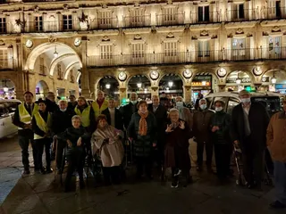 Un miércoles más los taxistas salmantinos devuelven la ilusión a los mayores de Salamanca