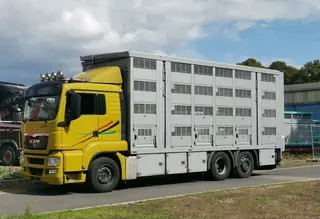 Un camión habilitado para el transporte de animales. Foto de archivo