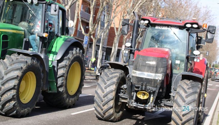Tractores en Avenida de los Cipreses
