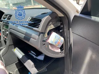 Foto de dinero escondido en el salpicadero de un vehículo