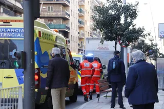 Ambulancia y Policía Local en el paseo de Canalejas | Foto: Andrea M