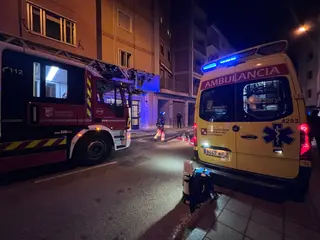 Bomberos y Policía Local en una imagen de archivo de un incendio en vivienda