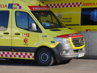 Ambulancia y ambulancias en el hospital de Salamanca. Foto de archivo