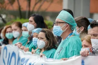 EuropaPress 2818452 sanitarios hospital severo ochoa leganes homenaje enfermero quirofano 57 anos 20200413144025 kmJF 656x437@LaVanguardia Web