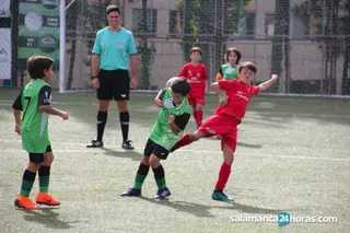 Foto de archivo de un partido de fútbol base