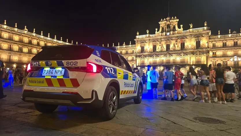 Agentes de la Policía Local en la Plaza Mayor atendiendo el aviso de un supuesto enfrentamiento entre un varón y unos menores