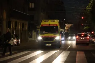Ambulancia en la Gran Vía. Foto de archivo.
