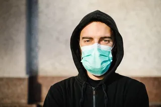 Un joven con mascarilla