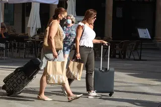 Gente con maletas pasea por Salamanca; turistas, salmantinas