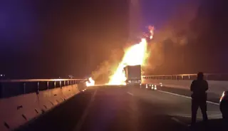Imagen del camión incendiado