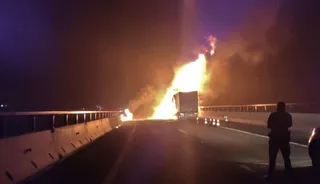 Imagen del camión incendiado