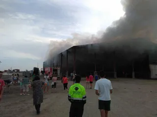 Arde un millar de pacas y un tractor en un pajar de Nava de Sotrobal